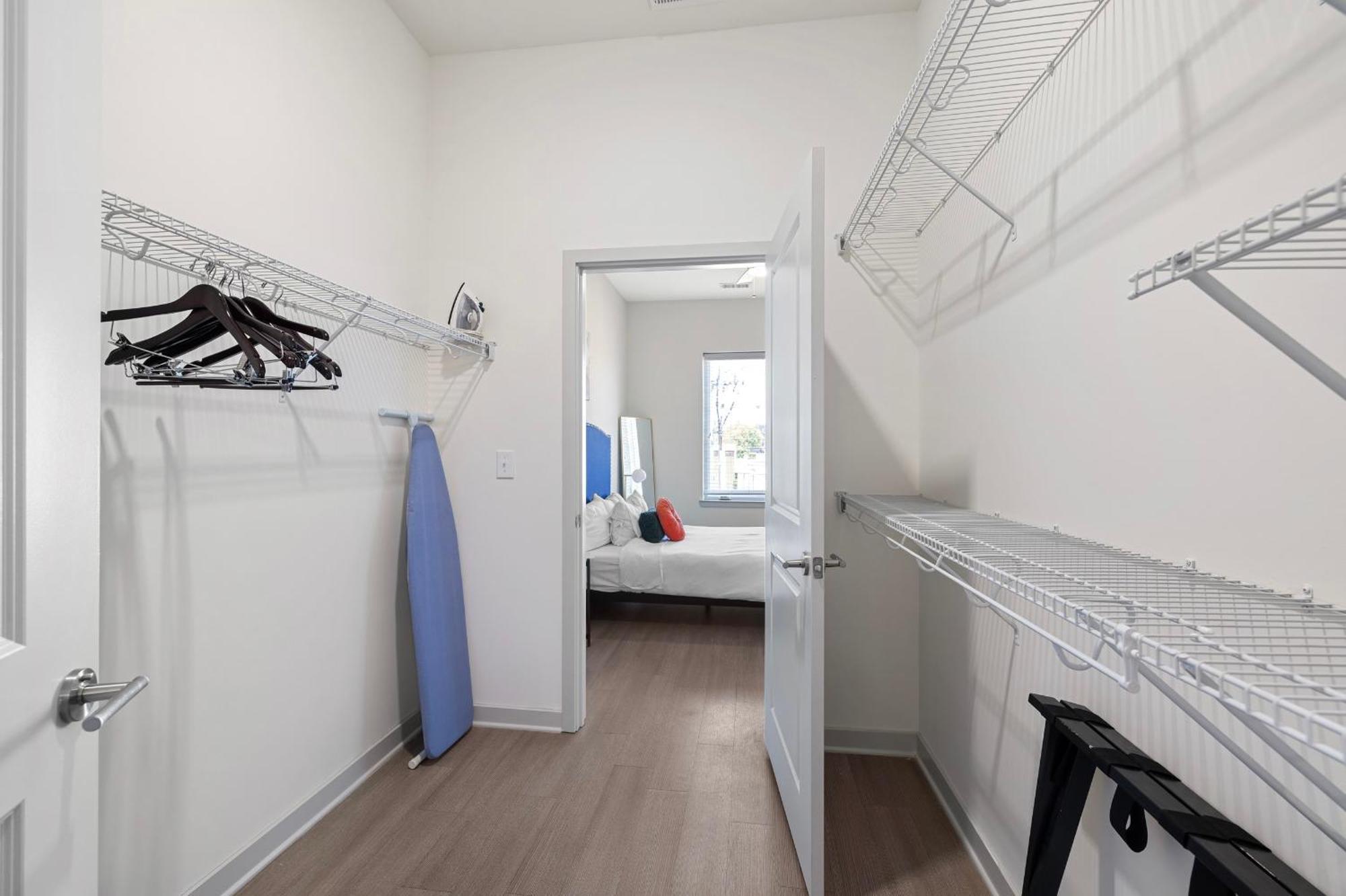 Modern Nulu 2br Cozysuites 06 Louisville